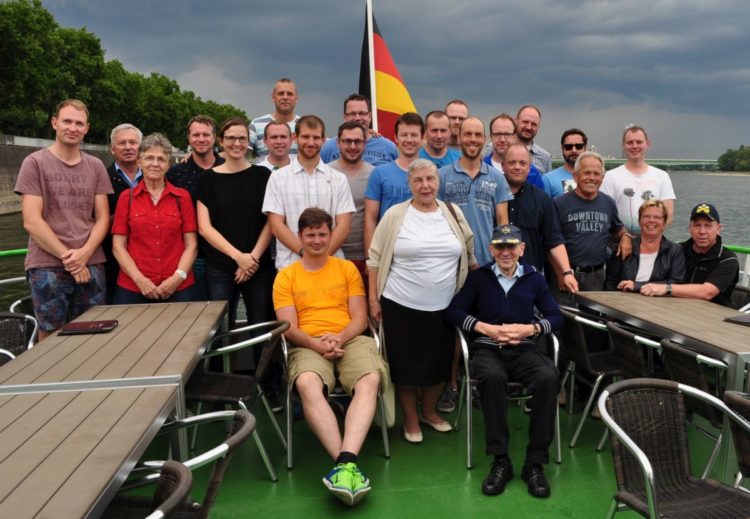 Eine Gruppe Menschen auf dem Achterdeck eines Rheinschiffes